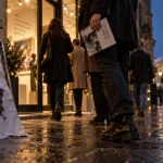Expo art Metz : visiteurs devant une galerie à Metz, Centre Pompidou-Metz en arrière-plan