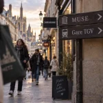 Magasin à Metz : rue commerçante avec panneau Gare TGV