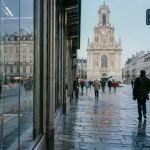 Place Henri Mengin à Nancy : marché couvert et panneau Charles III