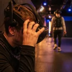 Réalité virtuelle Metz : salle VR en immersion totale, casque ajusté